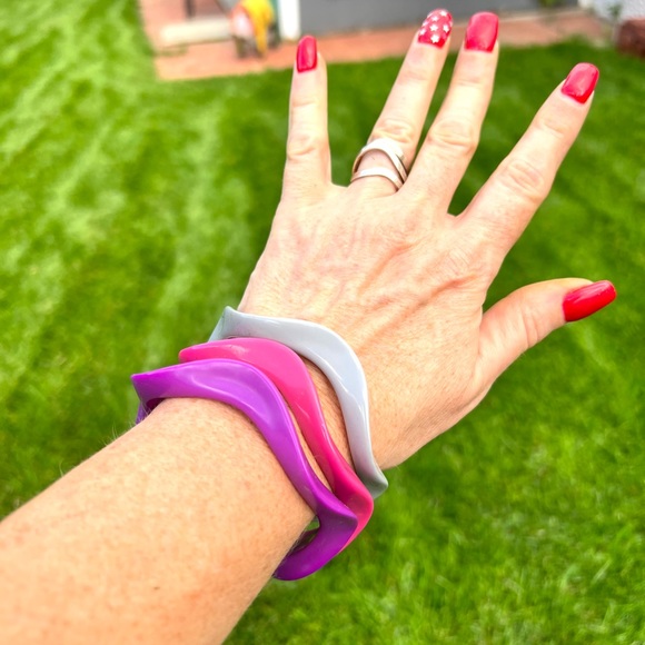 Vintage Acrylic Wave Bangle Bracelets - Picture 2 of 8